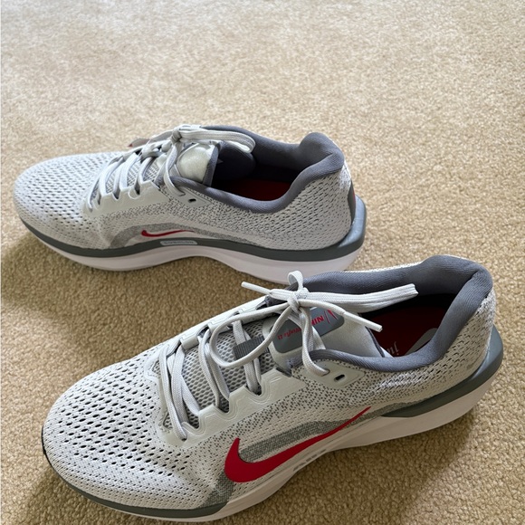 NWT 
Nike Air Winflo 11 Men's Running Shoes Light Grey/red, Size 9.5 msrp $105 - Picture 1 of 7